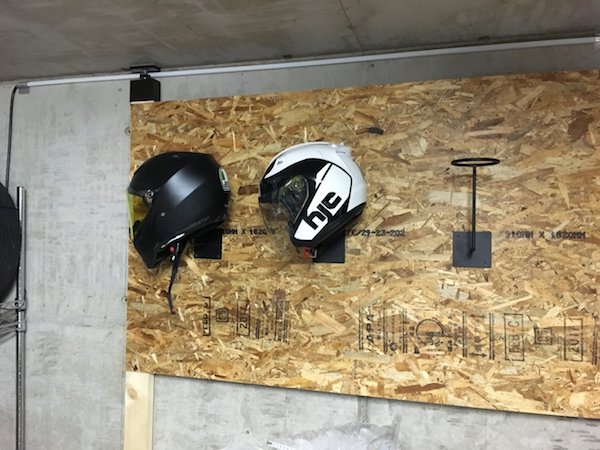 ヘルメットの収納も壁掛けがおすすめ ディスプレイにもいいかも